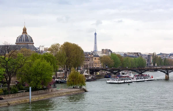 Eiffel-torony és túra hajó nevezett bateaux mouches a folyó Sein — Stock Fotó