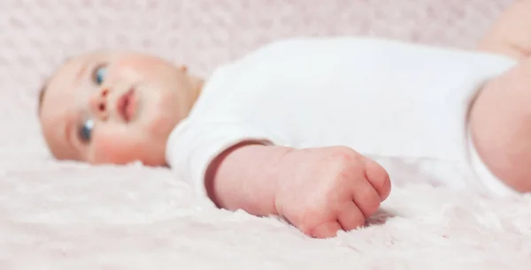 Крупный план руки новорожденной девочки — стоковое фото