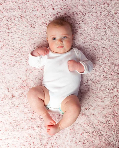 Colocación de bebé recién nacido niña con traje de cuerpo blanco —  Fotos de Stock