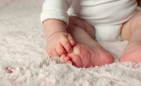 Hände und Füße eines Babys aus nächster Nähe. — Stockfoto