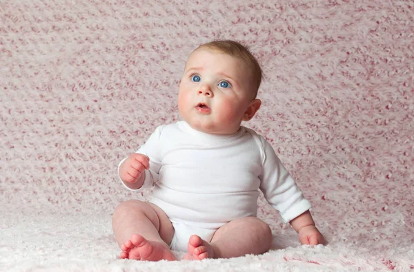 Novorozenec holčička s bílou kombinézu — Stock fotografie