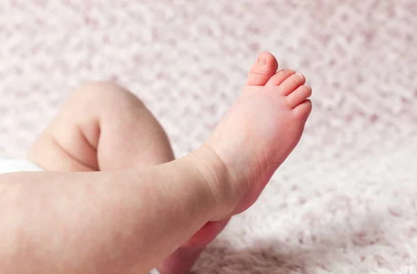 Мало нога дитини — стокове фото
