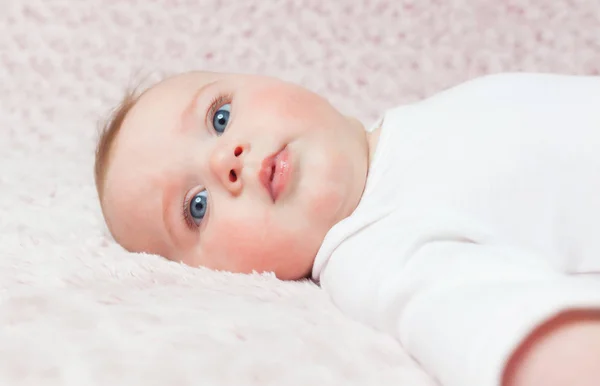 Bebê recém-nascido com bodysuit branco — Fotografia de Stock