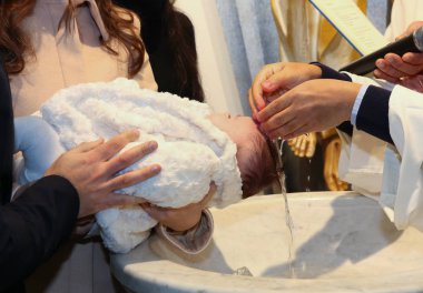 Yeni doğan bebek vaftiz