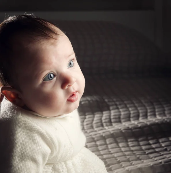 Újszülött csecsemő keresztség napján. — Stock Fotó