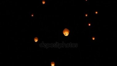 Gece gökyüzüne Asya yüzer fenerler