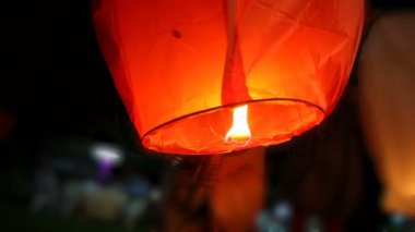 Gece gökyüzüne Asya yüzer fenerler