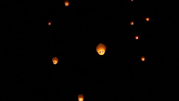 Linternas flotantes asiáticas en el cielo nocturno — Vídeo de stock