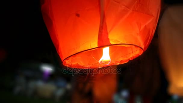 Aziatische drijvende lantaarns in de nachtelijke hemel — Stockvideo