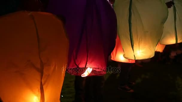 Linternas flotantes asiáticas en el cielo nocturno — Vídeo de stock