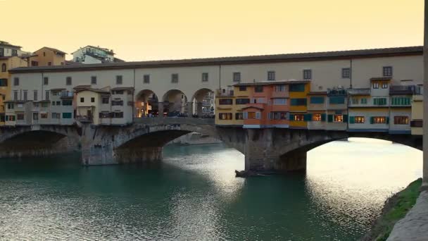 Boční pohled při západu slunce na mostu Ponte Vecchio ve Florencii — Stock video