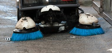 Sokak süpürme aracı. Önden Görünüm.