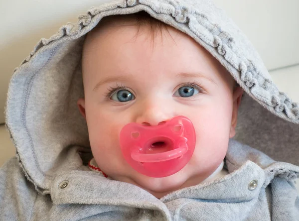 Portrait de bébé fille aux yeux bleus — Photo