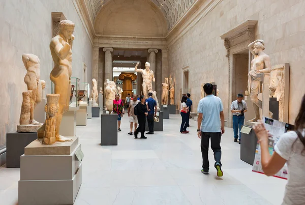 Orang mengunjungi Metropolitan Museum of Art di New York . — Stok Foto
