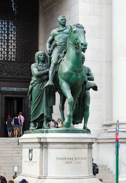 Statue at the entrance of American Museum of Natural History in — Stock Photo, Image