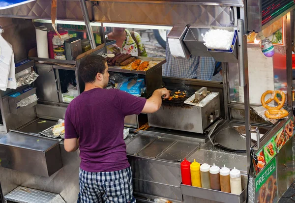 Quiosque de rua vendendo comida em Manhattan — Fotografia de Stock