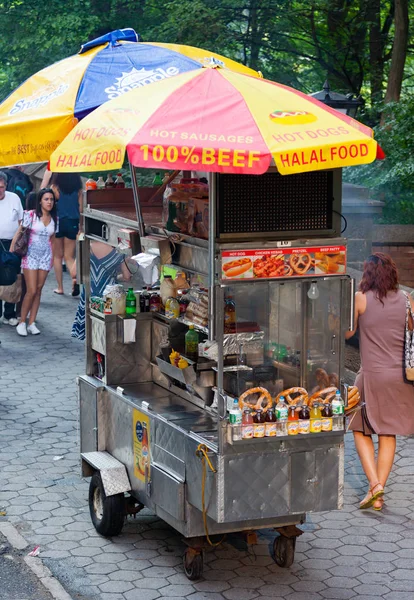 Kiosque de rue vendant de la nourriture à Manhattan — Photo