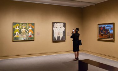 İnsanlar New York Metropolitan Sanat Müzesi ziyaret.