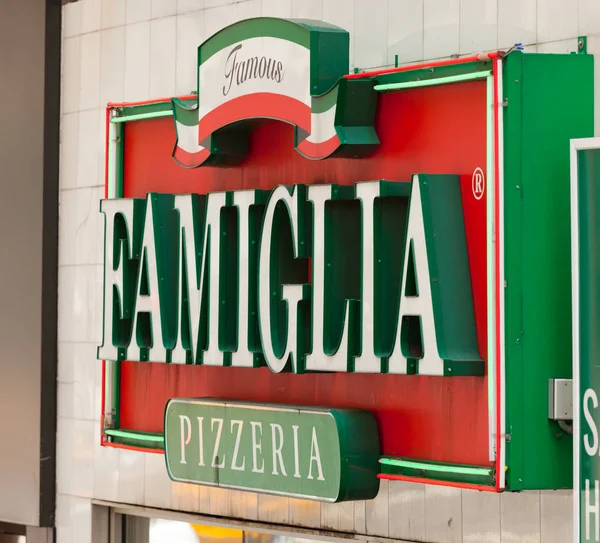 Signo iluminado de la famosa pizzería Famiglia en Manhattan —  Fotos de Stock