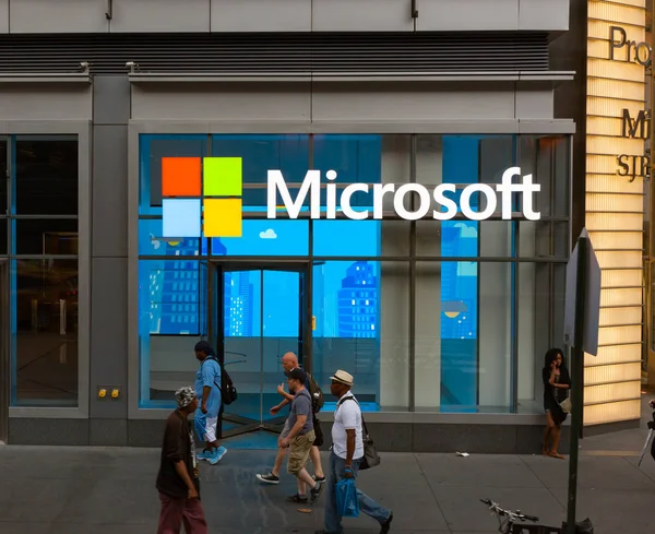 Edestrians elsétálnak a hivatalok Microsoft NYC — Stock Fotó