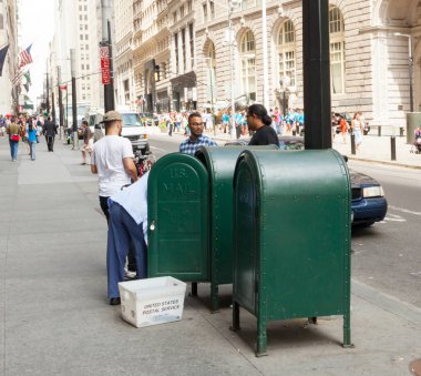  Manhattan'ın posta kutusundaki posta toplama postacı.