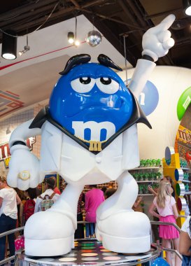  M ve M a la John Travolta'nın karakter bir poz içinde movi vurur.