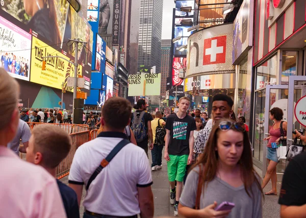 Homem carregando um sinal Arrependa-se Jesus ama você em Times Square . — Fotografia de Stock