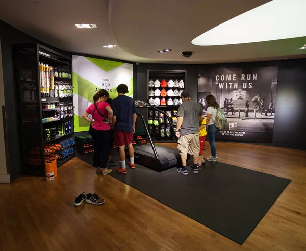 Niketown atletisk kläder butik i Nyc — Stockfoto