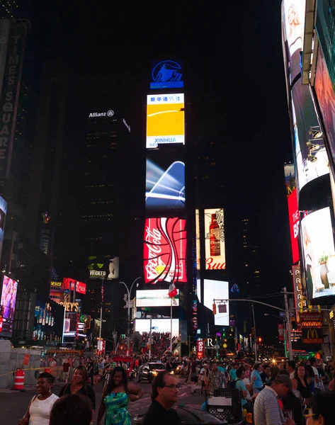 Large crowd of people in Times Square at night. — Stock Photo, Image