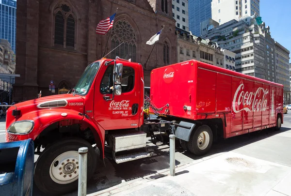 Coca Cola truck outside the headquarters in Manhattan. — Stock Photo, Image