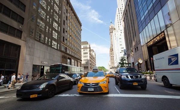 Yellow cabs and cars — Stock Photo, Image