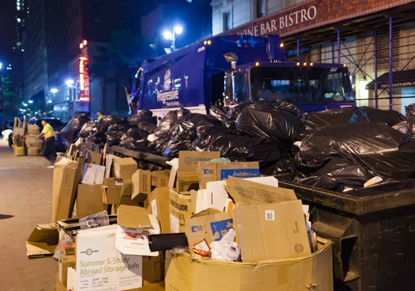 Raccolta di rifiuti di notte a Manhattan . — Foto Stock