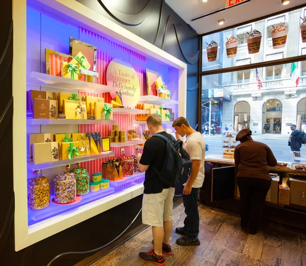 Godiva choklad butik Fifth Avenue på Manhattan — Stockfoto