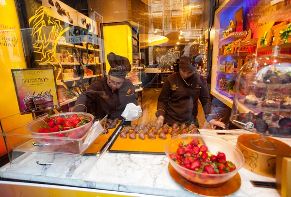 Godiva choklad butik Fifth Avenue på Manhattan — Stockfoto