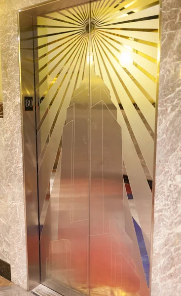 Usi decorate ale ascensoarelor din Empire State Building in Man — Fotografie, imagine de stoc