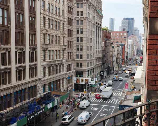 Sárga taxik és autók a Manhattan. — Stock Fotó