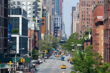 Sarı taksileri ve Manhattan otomobil.