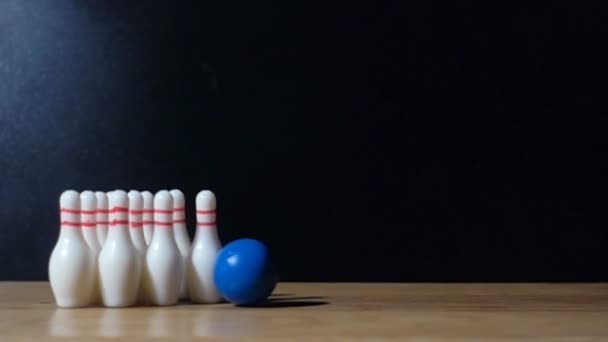 Images au ralenti super avec des quilles tombantes avec boule de bowling — Video