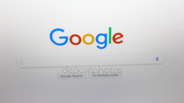 Filmmaterial des Bildschirms auf Google, der beliebtesten Suchmaschine der Welt. — Stockvideo