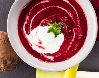 Pancar, kırmızı pancar çorbası ekşi krema ve yukarıdaki maydanoz ile.