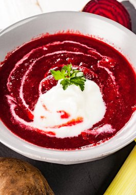 Pancar, kırmızı pancar çorbası ekşi krema ve maydanoz ile.