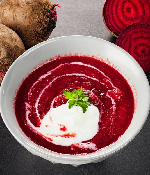 Bir, borscht merah dengan krim asam dan peterseli — Stok Foto