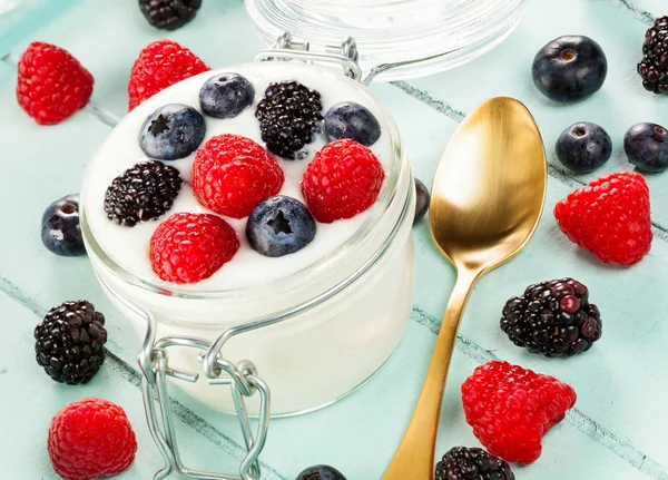 Jar of yogurt with blueberries, blackberries and raspberries. — Stock Photo, Image