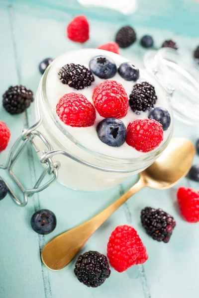 Jar of yogurt with blueberries, blackberries and raspberries. — Stock Photo, Image