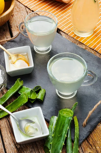 Drikk aloe vera og honning . – stockfoto