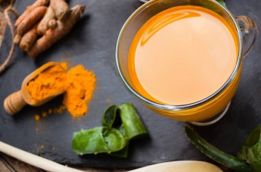 İçki aloe vera ve zerdeçal