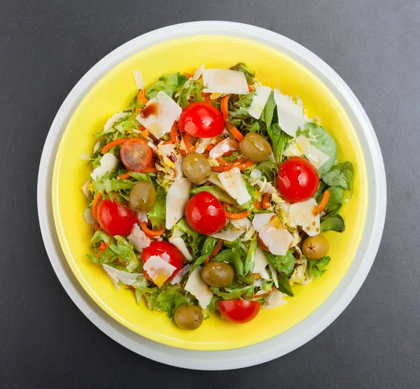 Gemischter Salat auf schwarzem Schiefer. — Stockfoto