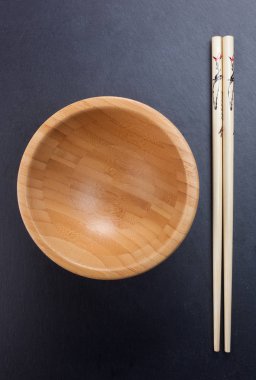 Arduvaz boş kase çubuklarla.