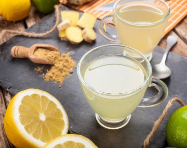 İçki zencefil ve limon ile.