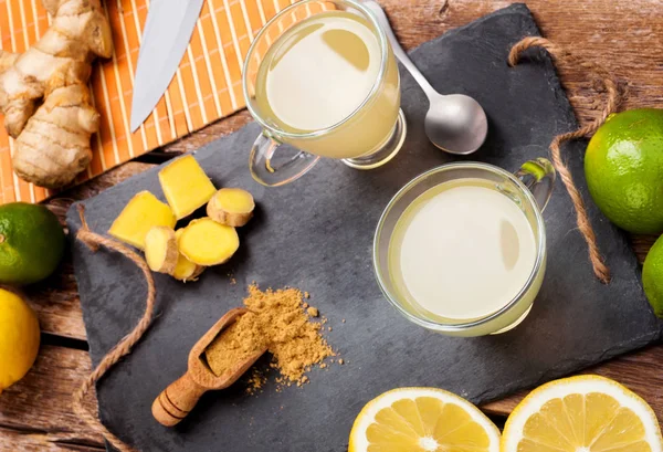 Beber con jengibre y limón . — Foto de Stock